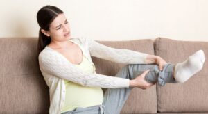 Gambe pesanti e circolazione lenta: perché il freddo peggiora i sintomi e come intervenire