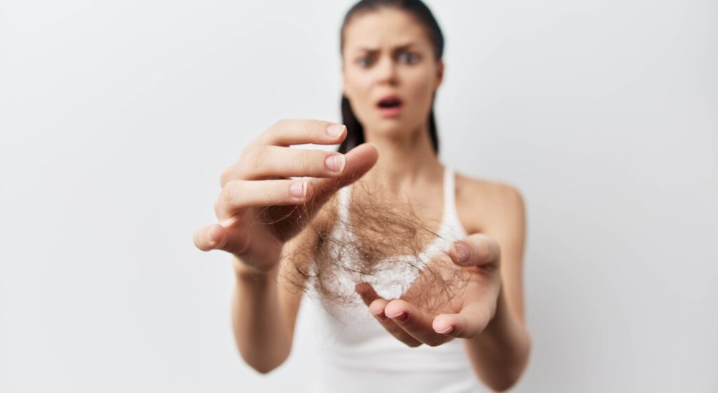 Caduta dei capelli in primavera: perché succede e come intervenire subito