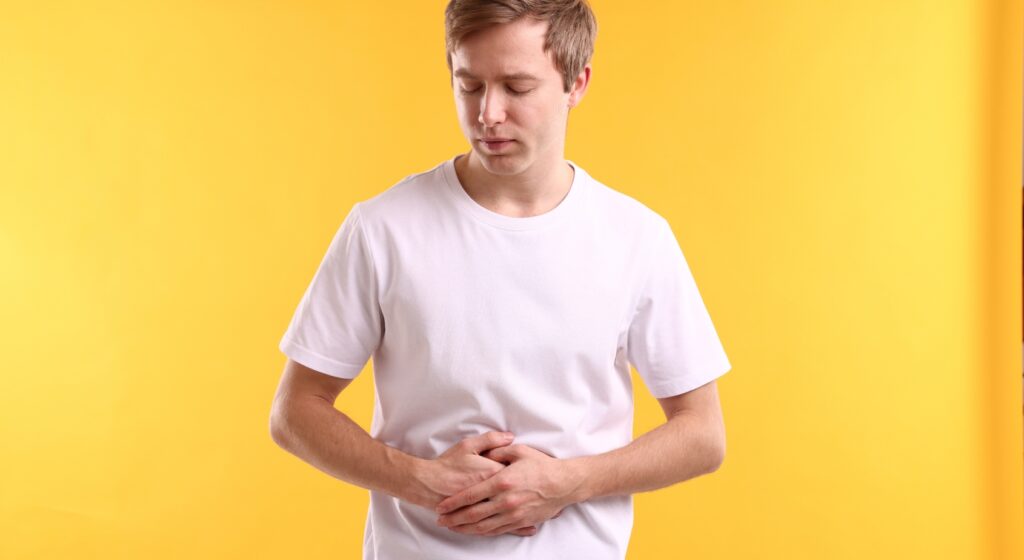Pancia gonfia e digestione lenta: cosa cambia con il caldo