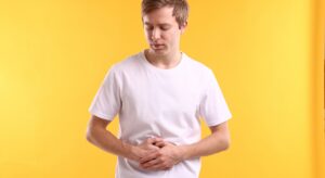 Pancia gonfia e digestione lenta: cosa cambia con il caldo