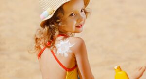 Bambini al sole: errori da evitare e protezione quotidiana in estate