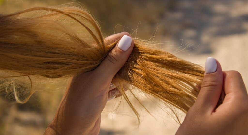 Capelli dopo l’estate: come contrastare secchezza e caduta stagionale