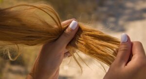 Capelli dopo l’estate: come contrastare secchezza e caduta stagionale